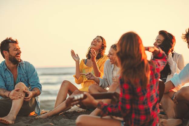 Foto einer Gruppe von Menschen, die an einem Strand sitzen, um das sprechende Bild zu demonstrieren. Detaillierte Beschreibungen lesen Sie weiter unten.